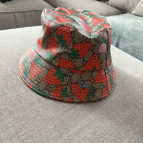 Gucci Logo Strawberry Bucket - Picture 2 of 5